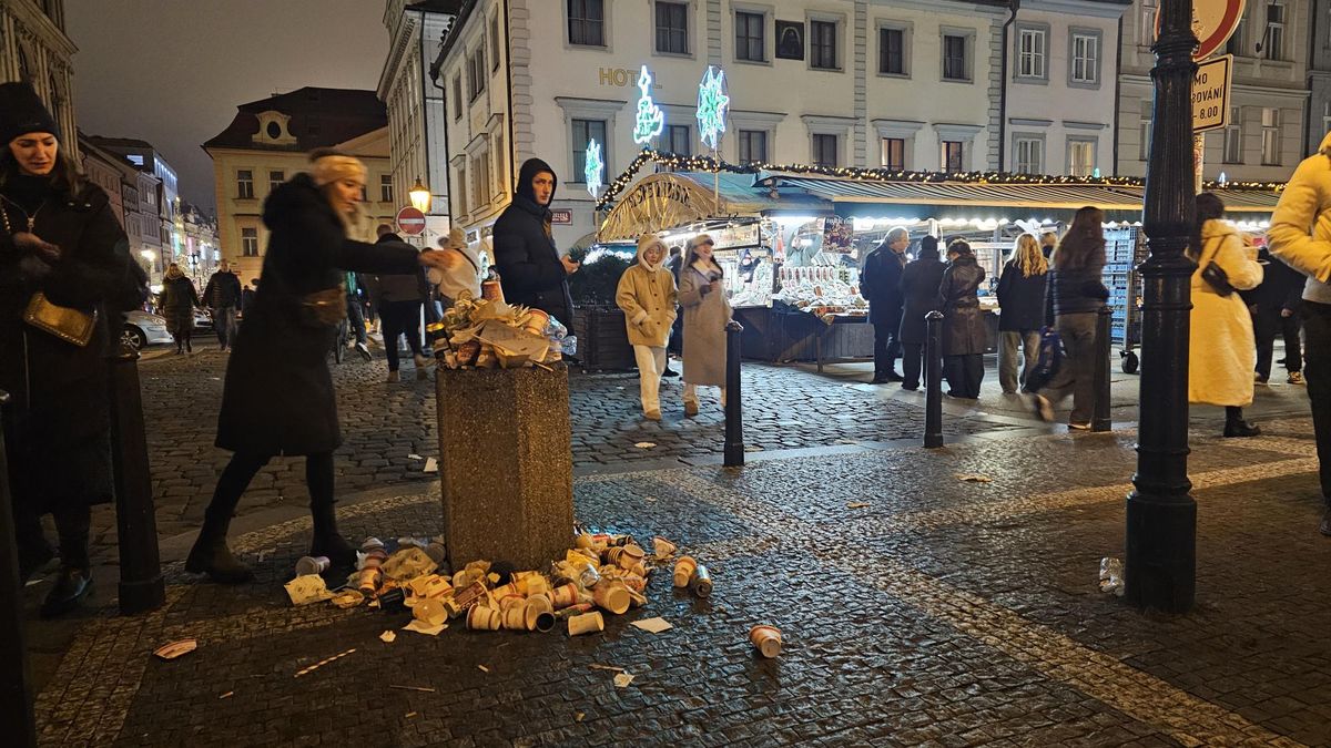 Přeplněné koše a odpadky na zemi. Centrum Prahy se před Vánoci potýká s nepořádkem